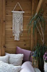 Závěsné MACRAMÉ Bosou nohou v trávě 25 cm
